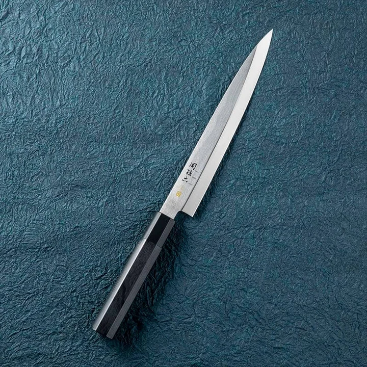 関孫六 金寿ST 和包丁 刺身 210mm の全体。黒い積層強化木の柄と、明るい色の口金・柄尻