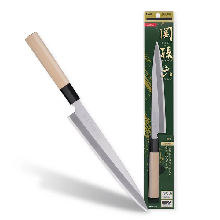 関孫六 松寿本鋼 刺身 210mm と緑色のパッケージ。「切れ味と研ぎやすさを併せ持つハガネ製」「日本製 Made in Japan」「サビに注意」と書かれている