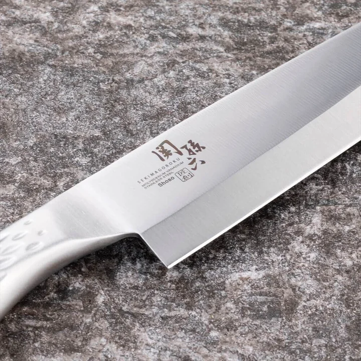 関孫六 匠創 刺身 240mm の刃と柄の継ぎ目。段差がなく金属がつながっていて、刃には「関孫六 Shoso」の刻印