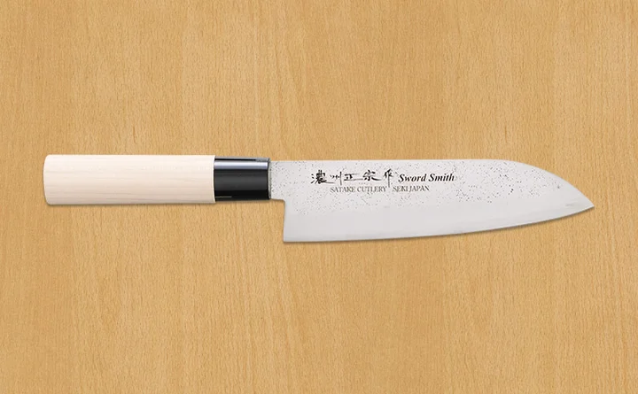 佐竹産業の三徳包丁 170mm(品番801-416)。白木の柄で、刃に「濃州正宗作」「SATAKE CUTLERY SEKI JAPAN」「Sword Smith」の刻印が入っている