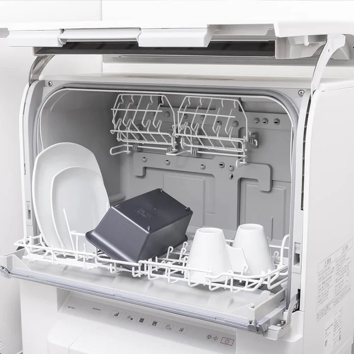 貝印 Bakish マルチ焼型パウンドを食器洗い機のカゴに入れている画像。皿やコップと一緒に洗える様子が写っている