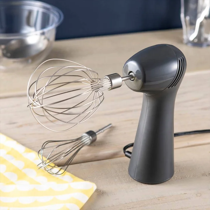 貝印 SMART WHIPPER BLACK の全体。黒い縦長の本体に大きなステンレスのウィスクが付いている