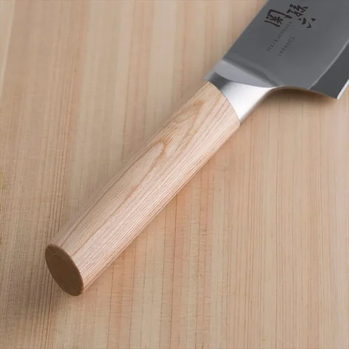 関孫六 10000CL 三徳包丁 の積層強化木の柄のアップ