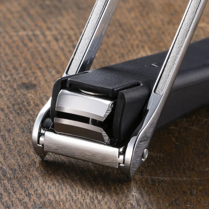 関孫六 ツメキリtype103 の刃先の拡大。上下の刃がかみ合う部分と黒い樹脂のストッパーが見える