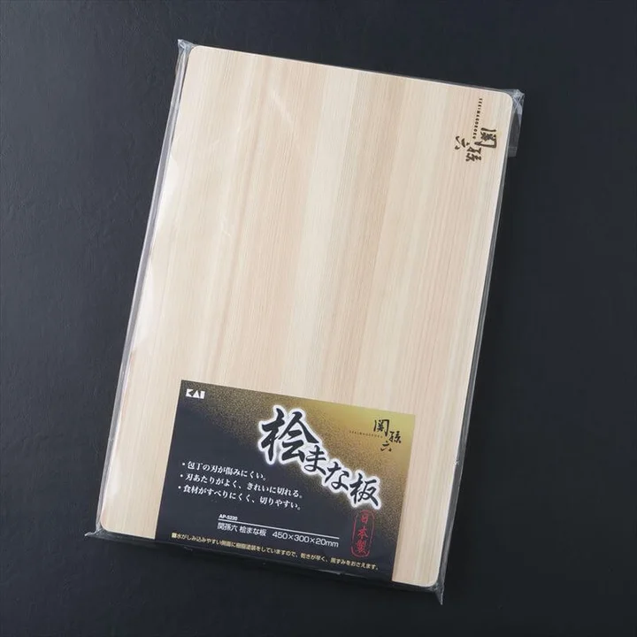 関孫六 桧まな板 450×300×20mm のパッケージ。「桧まな板」の文字と特徴が記載されている