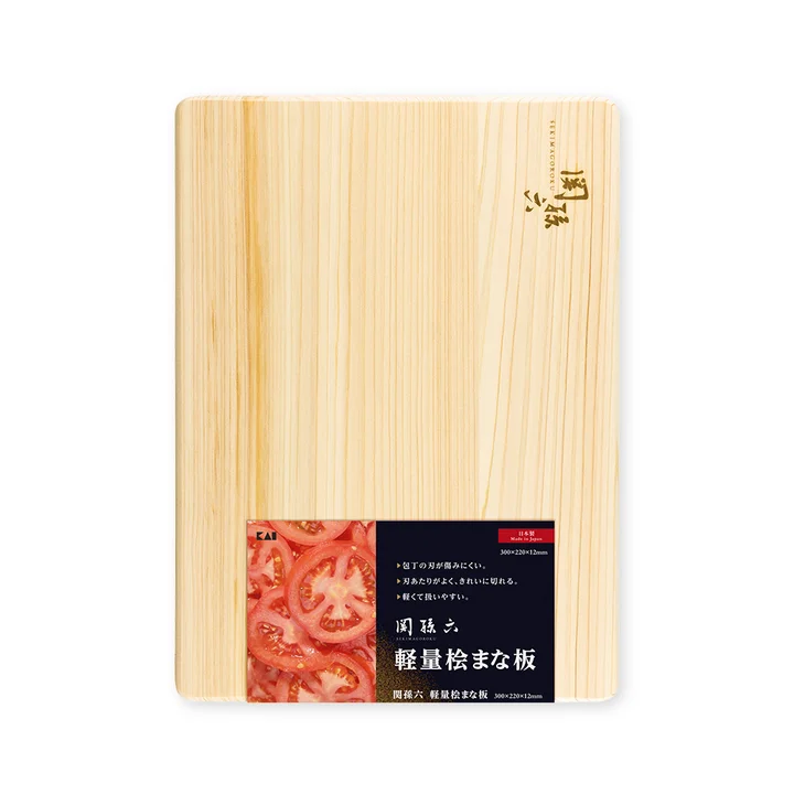 関孫六 軽量桧まな板 300×220×12mm のパッケージ。トマトの写真と特徴が記載されている