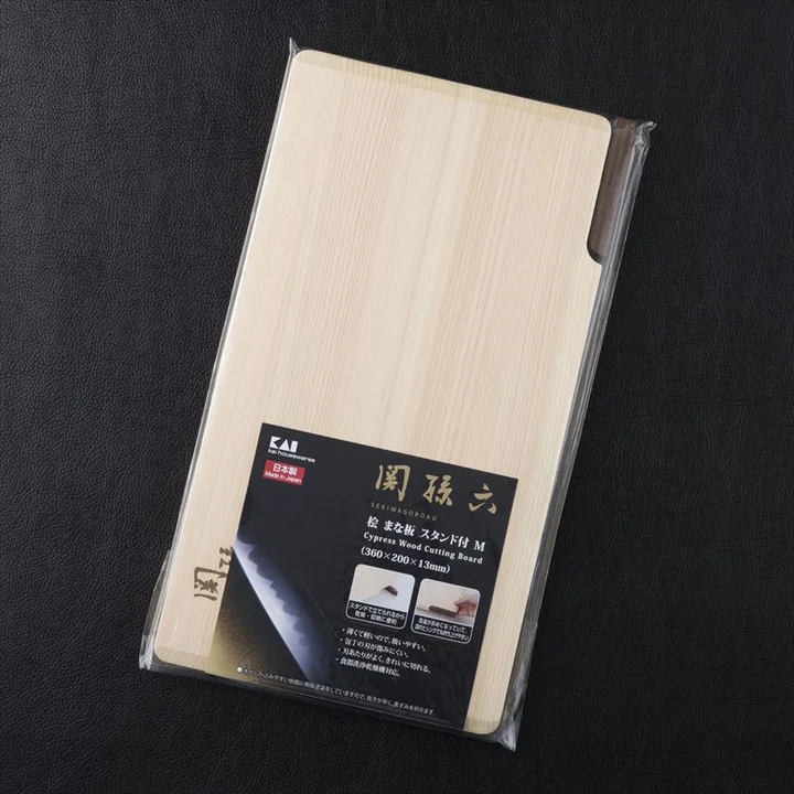 関孫六 桧 まな板 スタンド付 M のパッケージ。360×200×13mmと記載されている