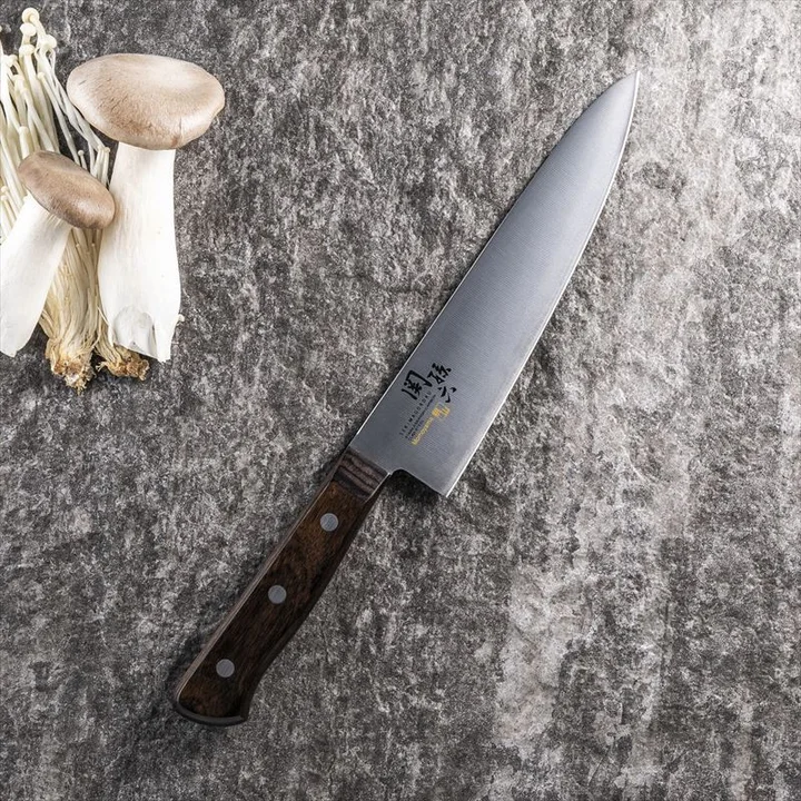 関孫六 桃山 牛刀 180mm の細長い刃と木製ハンドル