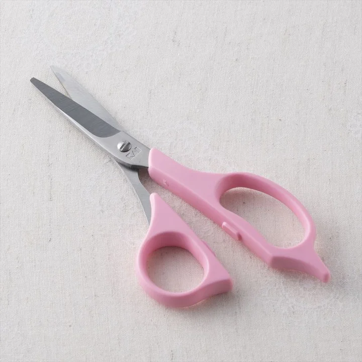 貝印 セルフ用カットハサミ ピンクのハンドルと小指掛けが付いたショート刃