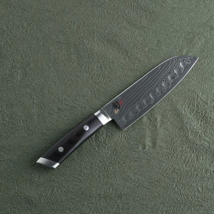 旬Kaji 三徳D 165mm の黒く仕上げた刃とリベット留めの積層強化木ハンドル