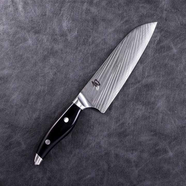 旬Nagare Black 三徳包丁 175mm。黒いリベット留めハンドルとダマスカス模様の刃