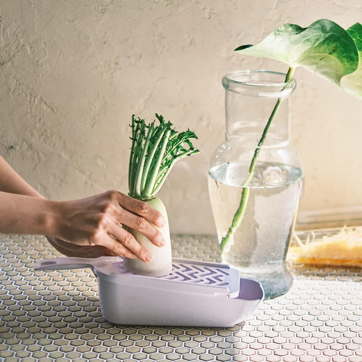 SELECT100 調理器セットのおろし器で、かぶをすりおろしている様子
