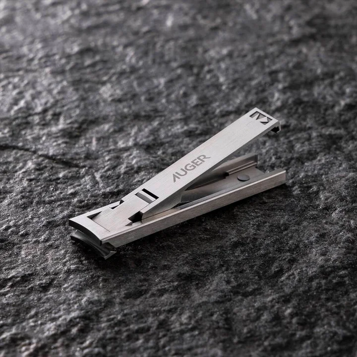 AUGER ツメキリ Leaf を開いた状態。AUGERのロゴが刻まれている