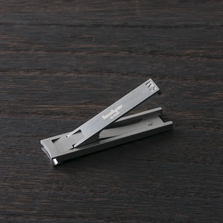 Kershaw ツメキリ リーフタイプ 革ケース付をテコを起こして開いた状態