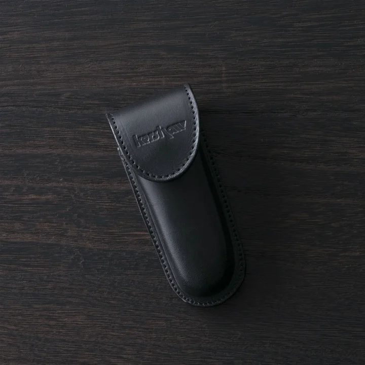 Kershaw ユニバーサル爪切M 革ケース黒付に付く黒い牛革ケース。kershawのロゴが型押しされている