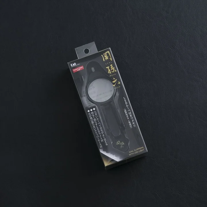 関孫六 LEDルーペ付きツメキリのパッケージ。左上に日本製と書かれた赤いラベルが付いている