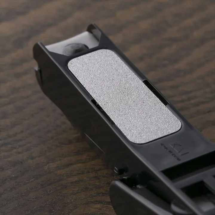 関孫六 LEDルーペ付きツメキリの背面に付いているステンレス製のヤスリ
