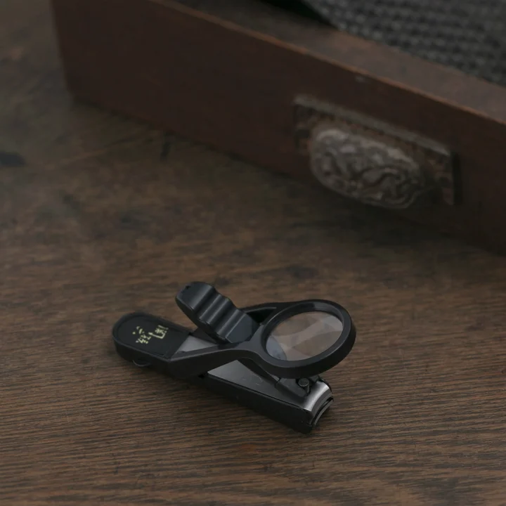 関孫六 ルーペ付きツメキリの全体。テコもルーペ枠も黒でそろえてある