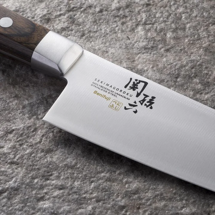 関孫六 べにふじ 三徳の刃元アップ。ステンレスの口金と MOLYBDENUM VANADIUM STAINLESS STEEL Benifuji べにふじ の刻印
