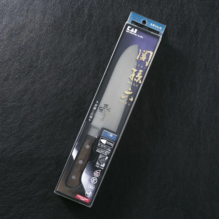 関孫六 べにふじ 三徳 165mm のパッケージ。黒い台紙に「本通し仕様」と書かれている