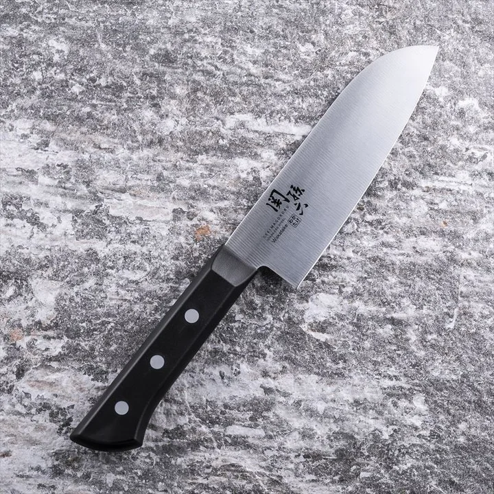 関孫六 わかたけ 小三徳 145mm の全体。黒い樹脂の柄が付いた小ぶりな三徳包丁