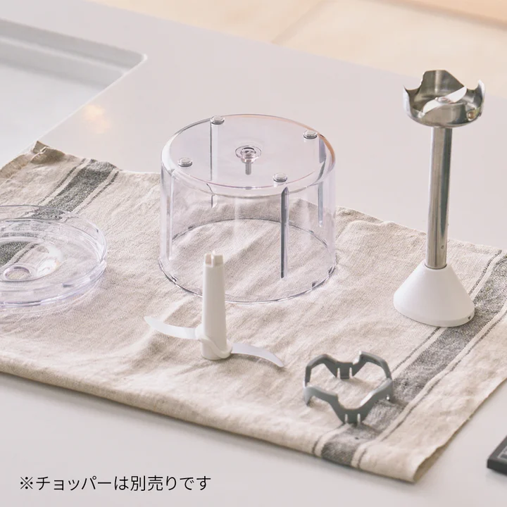 チョッパーの容器・中蓋・ブレードとコードレスブレンダーのブレンダー部を並べたところ