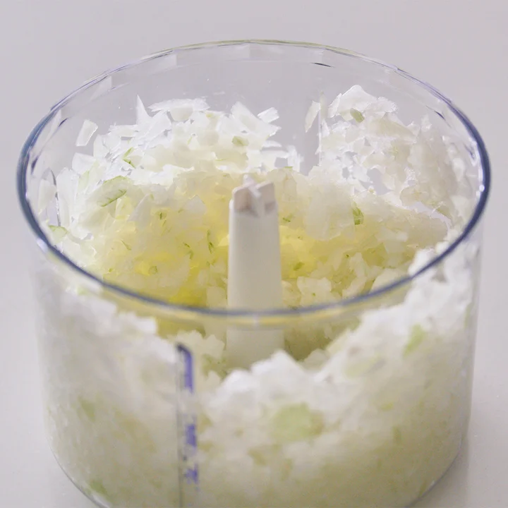 チョッパーの容器の中で玉ねぎがみじん切りになった状態