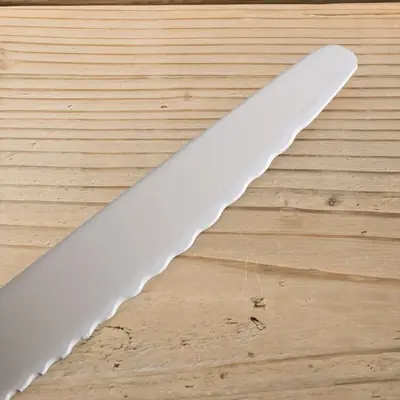 pas mal WAVECUT の切っ先アップ ゆるやかな波刃