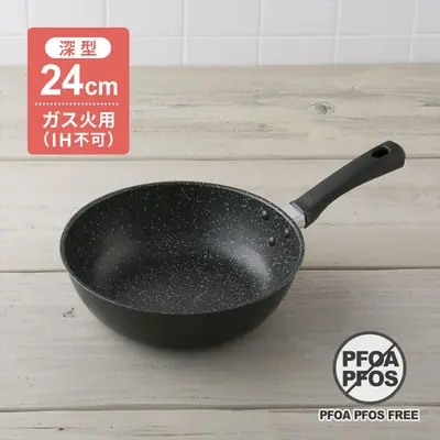 貝印 軽いマルチ炒め鍋(ガス火用)24cm の全体。フライパンより側面が立ち上がった深型で、左上に赤い「深型 24cm ガス火用(IH不可)」のラベル