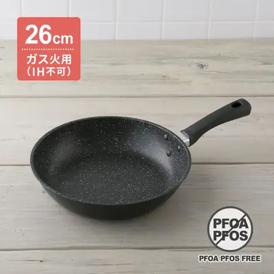 貝印 軽いフライパン(ガス火用)26cm の全体。黒い石目調の内面と黒い樹脂の取っ手。左上に赤い「26cm ガス火用(IH不可)」のラベル、右下にPFOA PFOS FREEのマーク