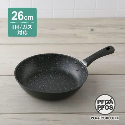 貝印 軽いフライパン(IH対応)26cm の全体。ガス火用と同じ黒い石目調だが、左上のラベルが緑色で「26cm IH/ガス対応」と書かれている
