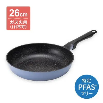 貝印 ラクカル フライパン 26cm の全体。外側が薄い青紫色で内面は黒い石目調。左上に赤い「26cm ガス火用(IH不可)」のラベル、右下に青い「特定PFASフリー」のバッジ