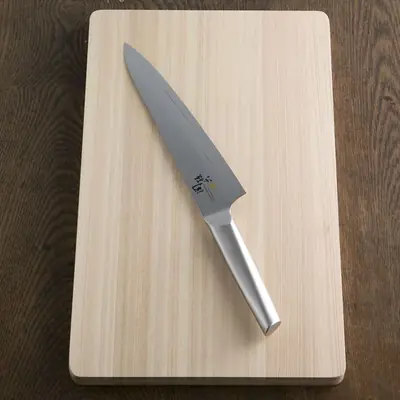 関孫六 10000ST 牛刀 210mm の全体。刃から柄まで継ぎ目のないオールステンレス