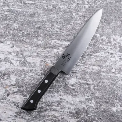 関孫六 わかたけ 牛刀 180mm の全体。黒い樹脂の柄が付いた牛刀