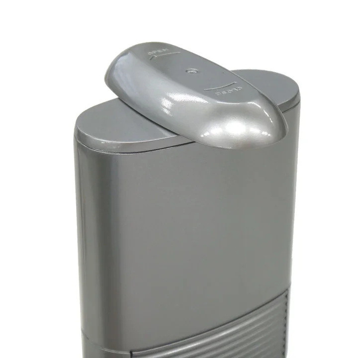 貝印 POCKE SHAVER の底面にある回転式の電池フタを開けたところ