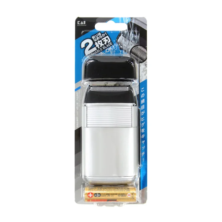 貝印 POCKE SHAVER（ポケシェーバー）の青いブリスターパッケージと付属の単3電池