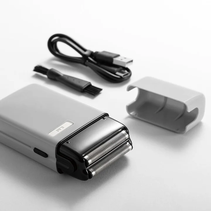 貝印 USB POCKESHAVER の白い本体とUSB Type-Cケーブル・掃除ブラシ・キャップ一式
