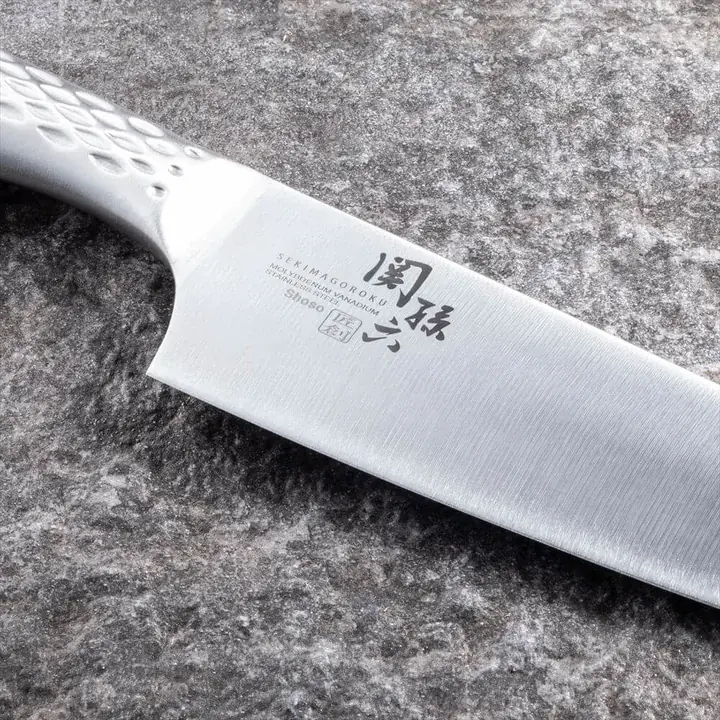 関孫六 匠創 三徳包丁 165mm の刃元の刻印。SEKIMAGOROKU MOLYBDENUM VANADIUM STAINLESS STEEL Shoso と入っている