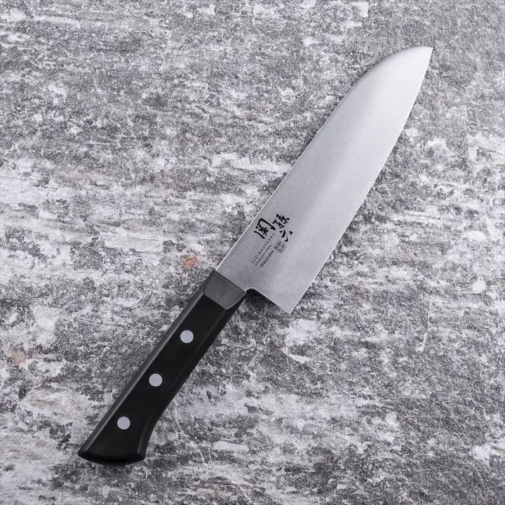 関孫六 わかたけ 三徳 165mm の全体。黒い樹脂ハンドルに白い鋲が3つ入った三徳包丁