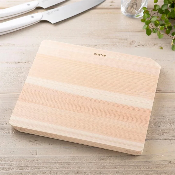 貝印 SELECT100 カッティングボード 230×210mm を真上から見た全体。ひのきの木目とSELECT100の焼印