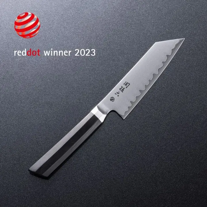 関孫六 要シリーズが受賞した Red Dot Award 2023 のロゴと商品