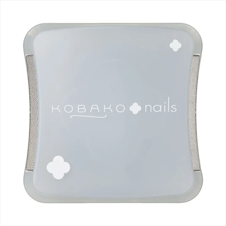 KOBAKO コンパクトネイルファイル。手のひらサイズの正方形で、両側面に粗目と細目の金属ヤスリと大小の花マークが付いている