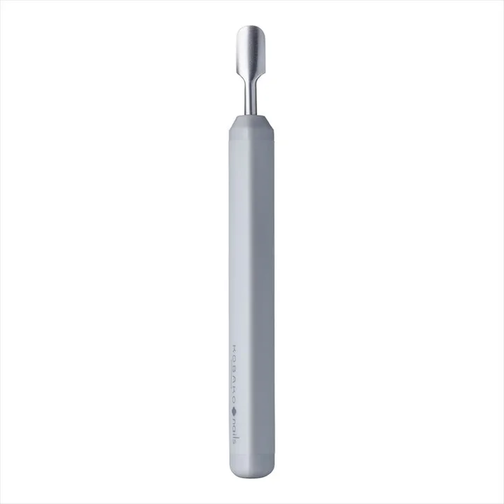 KOBAKO キューティクルプッシャーL。グレーのグリップと丸みのあるステンレス製のヘラ先