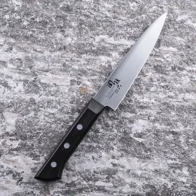 関孫六 わかたけ ペティ 120mm の全体。黒い樹脂の柄に銀色のリベットが3つ並んでいる