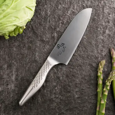 関孫六 匠創 小三徳包丁 145mm の全体。匠創165mmと同じ構図でキャベツとアスパラガスが横に置かれている