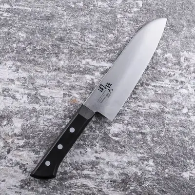 関孫六 わかたけ 三徳 165mm の全体。黒い樹脂の柄に銀色のリベットが3本並んでいる