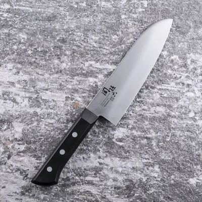 関孫六 わかたけ 三徳 165mm の全体。黒い樹脂の柄に銀色のリベットが3本並んでいる