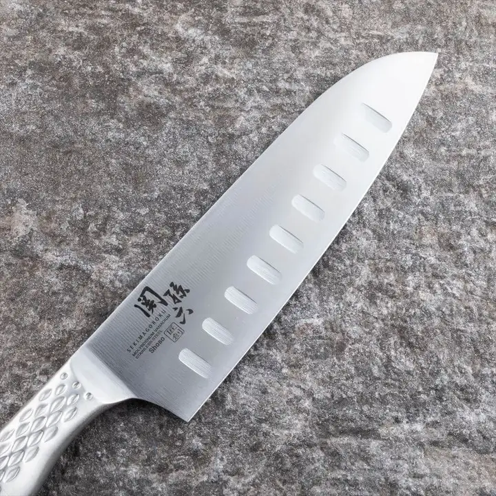 関孫六 匠創 三徳包丁 ディンプル 165mm の刃。刃に楕円形のくぼみが縦に並んでいる