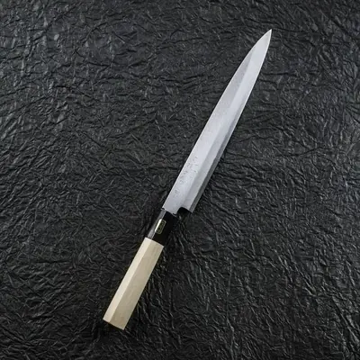 関孫六 金寿本鋼 和包丁 刺身 210mm の全体。白木の柄と黒い水牛の口金、鋼の刃