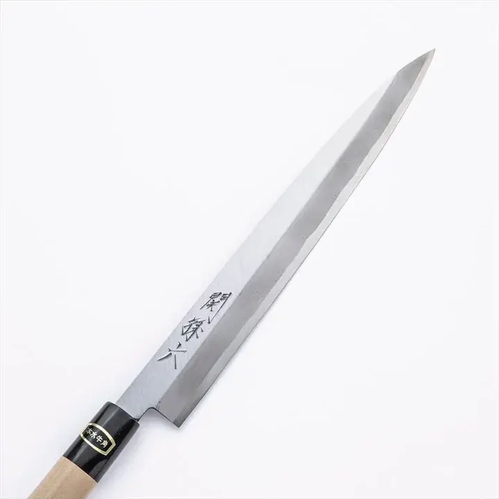 関孫六 白紙鋼(白紙2号) 水牛柄 柳刃 240mm の刃のアップ。片刃ならではの幅広い切刃としのぎ線がはっきり見える